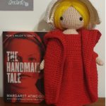 Bambola amigurumi June Handmaid's Tale